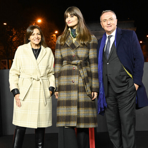 Clara Luciani, Anne Hidalgo, maire de Paris, Marc-Antoine Jamet, Président du Comité des Champs-Elysées - La chanteuse Clara.Luciani est la marraine des illuminations des Champs Elysées le 21 novembre 2021. © Coadic Guirec / Bestimage 