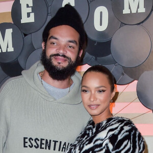 Joakim Noah et sa compagne Lais Ribeiro au photocall "Homecoming Weekend" au Pacific Center à Los Angeles, le 11 février 2022. 