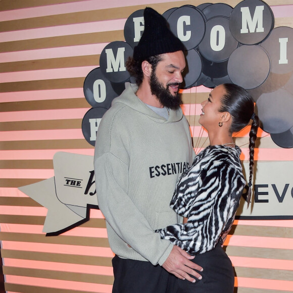 Joakim Noah et sa compagne Lais Ribeiro au photocall "Homecoming Weekend" au Pacific Center à Los Angeles, le 12 février 2022. 