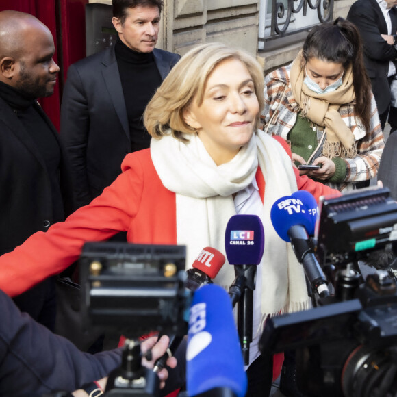 Valérie Pécresse, candidate LR à l'élection présidentielle 2022, sort d'un rendez-vous avec l'ancien président Nicolas Sarkozy dans ses bureaux de la rue Miromesnil à Paris le 11 février 2022.