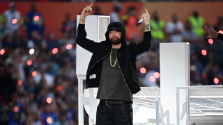 Eminem soutenu par sa fille au Super Bowl : Hailie est devenue une charmante jeune femme !