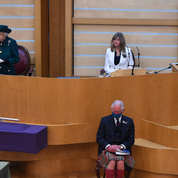 La reine Elisabeth II d'Angleterre, le prince Charles, prince de Galles, et Camilla Parker Bowles, duchesse de Cornouailles, au Parlement écossais à Edimbourg, Ecosse, Royaume Uni, le 2 octobre 2021.