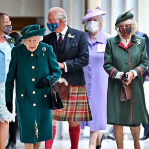 La reine Elisabeth II d'Angleterre, le prince Charles, prince de Galles, et Camilla Parker Bowles, duchesse de Cornouailles, arrivent au Parlement écossais à Edimbourg.