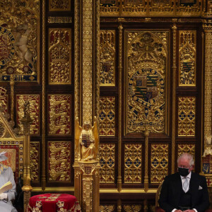 La reine Elisabeth II d'Angleterre, le prince Charles, prince de Galles, et Camilla Parker Bowles, duchesse de Cornouailles - La reine d'Angleterre va prononcer son discours d'ouverture de la session parlementaire à la Chambre des lords au palais de Westminster à Londres, Royaume Uni, le 11 mai 2021.