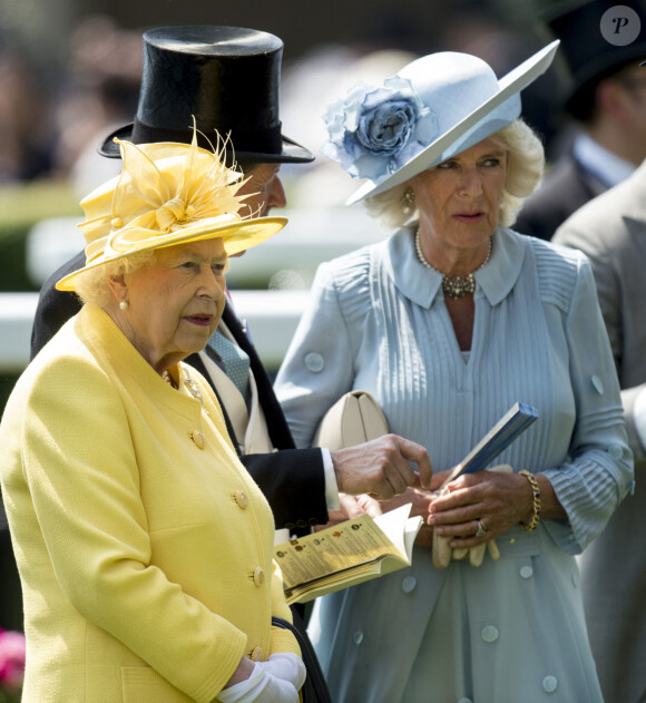 La reine Elizabeth II et Camilla, duchesse de Cornouailles, lors de la 2ème journée des courses hippiques "Royal Ascot", le 21 juin 2017.