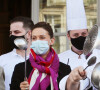 Dominique Etchebest se joint à son mari Philippe Etchebest pour manifester contre les mesures de restrictions liées au coronavirus (COVID-19) devant leur restaurant à Bordeaux les 2 et 9 octobre 2020.