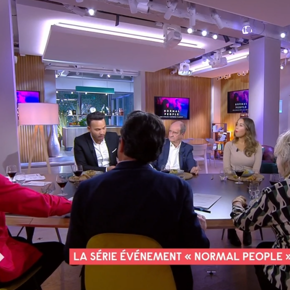 Kev Adams réprimandé par Anne-Elisabeth Lemoine et Mohamed Bouhafsi dans C à Vous