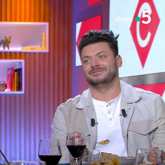 Kev Adams réprimandé par Anne-Elisabeth Lemoine et Mohamed Bouhafsi dans C à Vous après avoir discuté avec Nadine Sierra