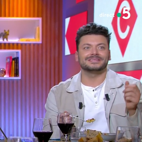 Kev Adams réprimandé par Anne-Elisabeth Lemoine et Mohamed Bouhafsi dans C à Vous après avoir discuté avec Nadine Sierra