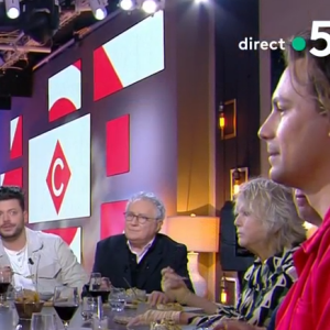 Kev Adams réprimandé par Anne-Elisabeth Lemoine et Mohamed Bouhafsi dans C à Vous après avoir discuté avec Nadine Sierra