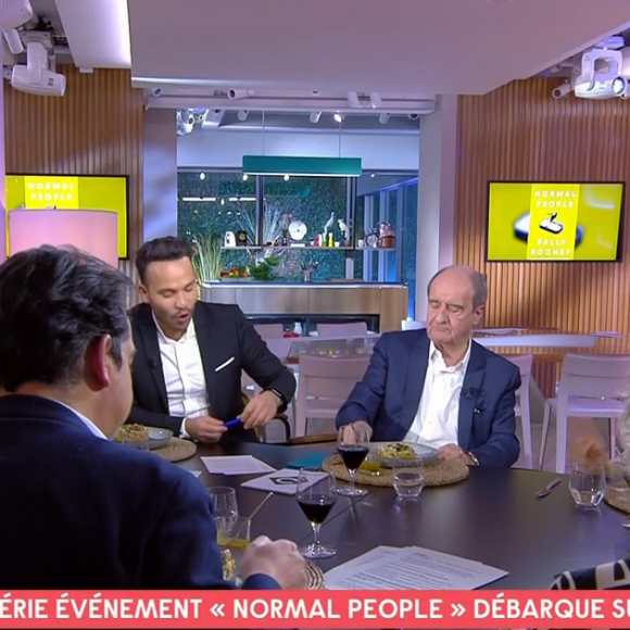 Kev Adams réprimandé par Anne-Elisabeth Lemoine et Mohamed Bouhafsi dans C à Vous après avoir discuté avec Nadine Sierra