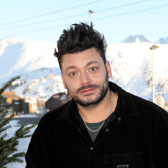 Kev Adams au photocall du film "Maison de retraite" lors de la 25ème édition du Festival international du film de comédie de l'Alpe d'Huez, France, le 22 janvier 2022. © Dominique Jacovides/Bestimage 