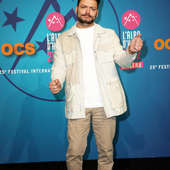 Kev Adams au photocall de la 5ème soirée de compétition de la 25ème édition du Festival international du film de comédie de l'Alpe d'Huez, France, le 21 janvier 20222. © Dominique Jacovides/Bestimage 
