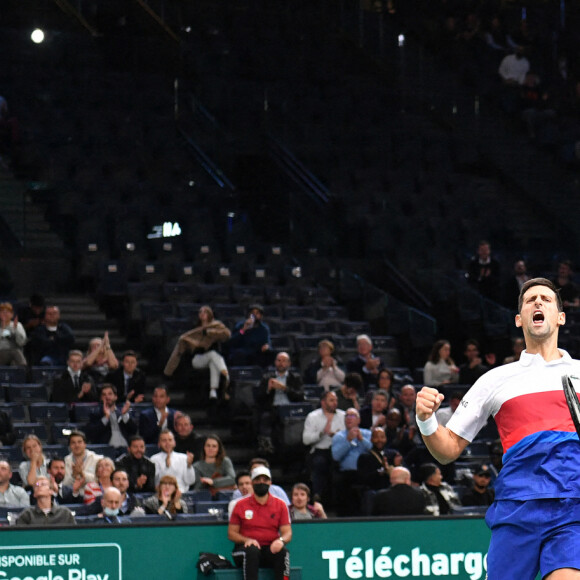 Novak Djokovic remporte son match contre le hongrois Marton Fucsovics lors du Rolex Paris Masters 2021 le 2 novembre 2021. © Veeren/Bestimage