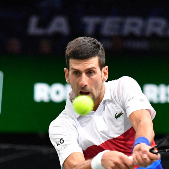 Novak Djokovic remporte son match contre le hongrois Marton Fucsovics lors du Rolex Paris Masters 2021 le 2 novembre 2021. © Veeren/Bestimage