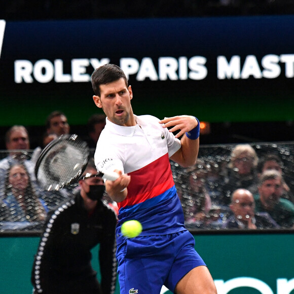 Novak Djokovic remporte son match contre le hongrois Marton Fucsovics lors du Rolex Paris Masters 2021 le 2 novembre 2021. © Veeren/Bestimage