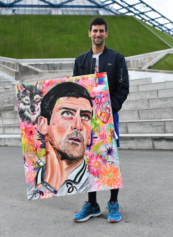 Exclusif - Novak Djokovic reçoit de la part de ses fans un tableau de son portrait lors du Rolex Paris Masters 2021 le 2 novembre 2021. © Veeren/Bestimage