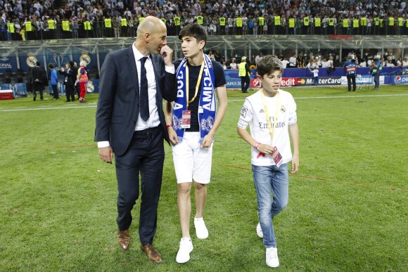 Zinédine Zidane avec ses enfants Elyaz et Théo - Le Real Madrid de Zinédine Zidane remporte la Ligue des champions aux tirs au buts face à l'Atlético de Madrid, à Milan, le 28 mai 2016.