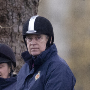 Le prince Andrew, duc d'York, monte à cheval dans le parc du château de Windsor le 15 décembre 2021. 