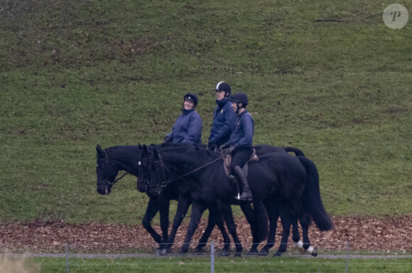 Le prince Andrew, duc d'York, monte à cheval dans le parc du château de Windsor le 15 décembre 2021. 