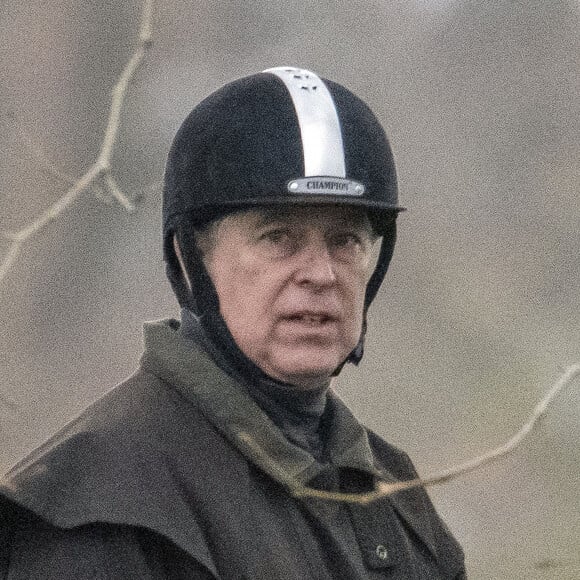 Le prince Andrew, duc d'York, va faire une balade à cheval dans le parc du château de Windsor, Royaume Uni, le 13 décembre 2021. 