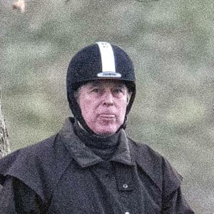 Le prince Andrew, duc d'York, va faire une balade à cheval dans le parc du château de Windsor, Royaume Uni, le 13 décembre 2021. 