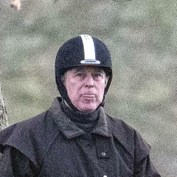 Le prince Andrew, duc d'York, va faire une balade à cheval dans le parc du château de Windsor, Royaume Uni, le 13 décembre 2021. 