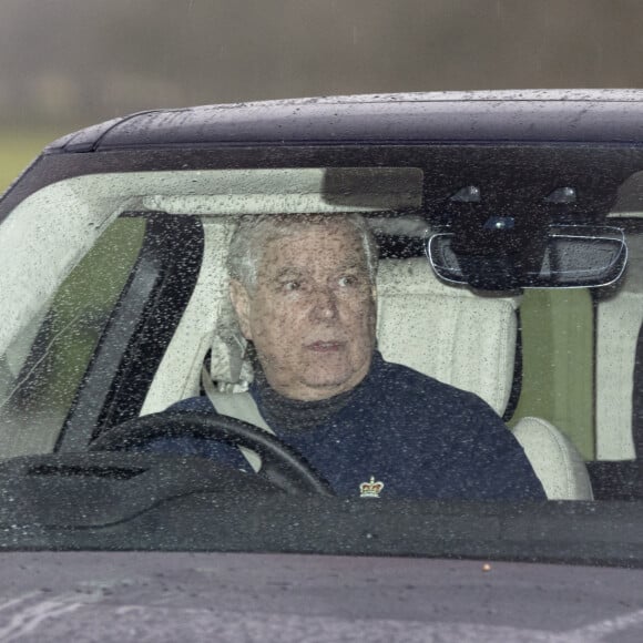 Le prince Andrew, duc d'York, va faire une balade à cheval dans le parc du château de Windsor, le 6 décembre 2021. 