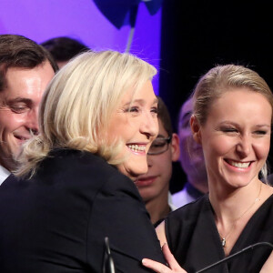 Marine Le Pen et Marion Maréchal - Meeting entre les deux tours des élections régionales de Marine Le Pen, en présence de toutes les têtes de listes du Front National, à la salle Wagram, Paris le 10 Décembre 2015.