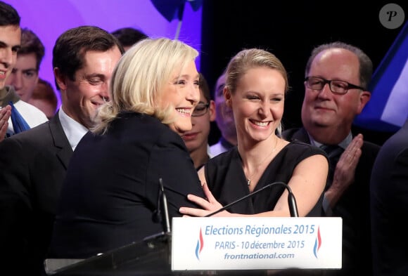 Marine Le Pen et Marion Maréchal - Meeting entre les deux tours des élections régionales de Marine Le Pen, en présence de toutes les têtes de listes du Front National, à la salle Wagram, Paris le 10 Décembre 2015.