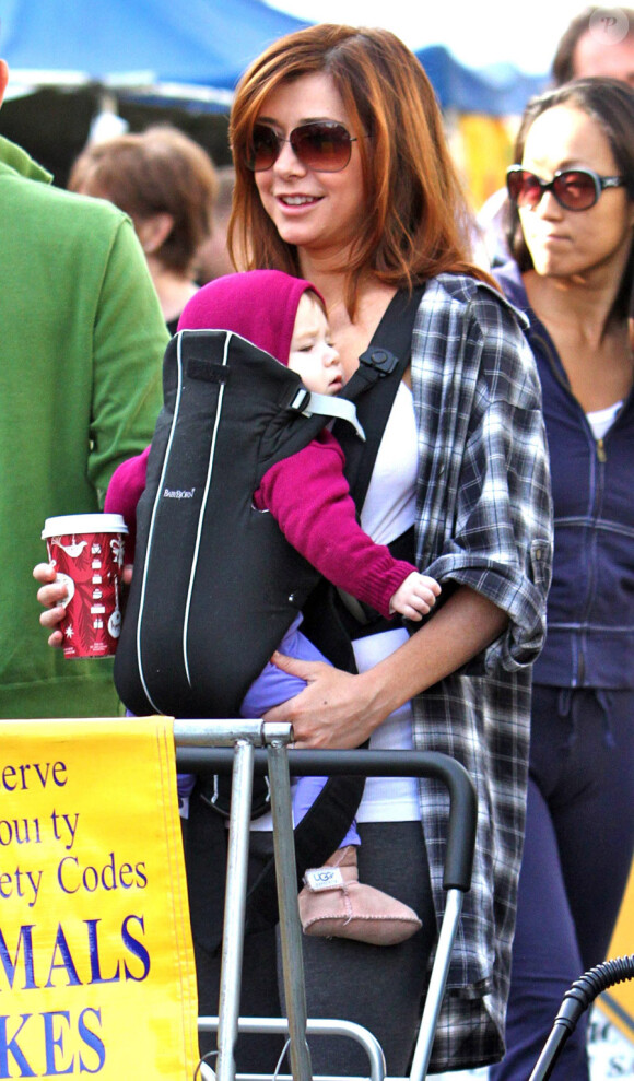 Alyson Hannigan, son mari Alexis Denisof et leur fille Satyana au marché de Santa Monica le 9 janvier 2010