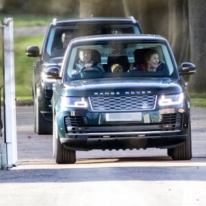 Le prince Andrew et son ex-femme Sarah Ferguson quittent le Royal Lodge à bord de leur Range Rover pour une promennade avec leur chien à Windsor le 30 janvier 2022. 