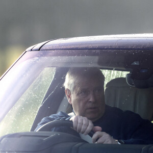 Le prince Andrew, duc d'York, aperçu au volant de sa voiture et à cheval à Windsor, le 3 décembre 2021.  Prince Andrew, Duke of York, at Windsor for an early morning ride. December 3rd, 2021. 