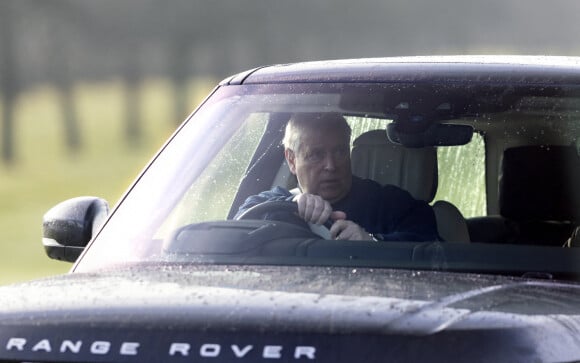 Le prince Andrew, duc d'York, aperçu au volant de sa voiture et à cheval à Windsor, le 3 décembre 2021.  Prince Andrew, Duke of York, at Windsor for an early morning ride. December 3rd, 2021. 