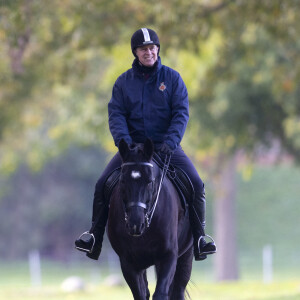 Le prince Andrew, duc d'York, se promène à cheval au château de Windsor le 6 novembre 2021.  Prince Andrew, Horse riding in Windsor Castle Park, Windsor, UK, 6 November 2021. ( DANA-No: 02238359 ) 