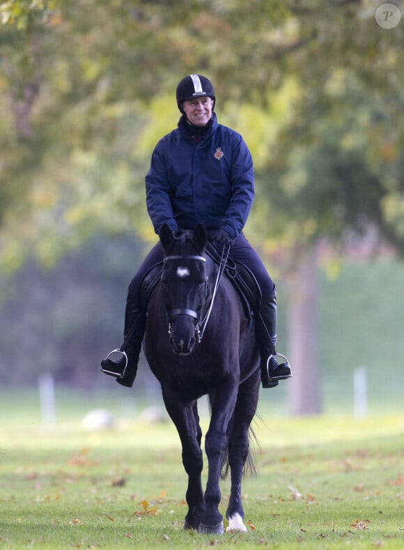Le prince Andrew, duc d'York, se promène à cheval au château de Windsor le 6 novembre 2021.  Prince Andrew, Horse riding in Windsor Castle Park, Windsor, UK, 6 November 2021. ( DANA-No: 02238359 ) 