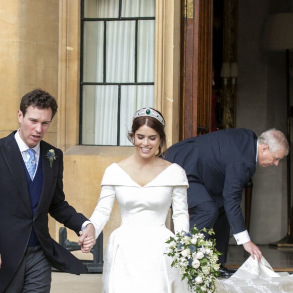 La princesse Eugénie et son mari Jack Brooksbank quittent le château de Windsor après leur mariage à bord d'une Aston Martin le 12 octobre 2018 sous le regard de ses parents le prince Andrew, duc d'York, Sarah Ferguson, duchesse d'York et de sa soeur la princesse Béatrice.  Princess Eugenie and Jack Brooksbank, leaving Windsor Castle after their wedding for an evening reception at Royal Lodge. 