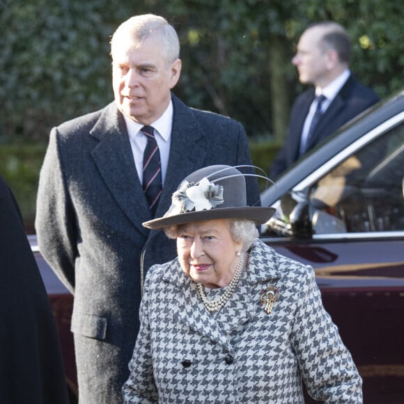 La reine Elisabeth II d'Angleterre et le prince Andrew, duc d'York, à leur arrivée au service dominical en l'église St Mary the Virgin à Hillington.