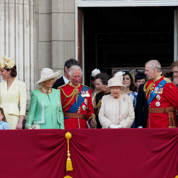 Le prince William, duc de Cambridge, et Catherine (Kate) Middleton, duchesse de Cambridge, le prince George de Cambridge, la princesse Charlotte de Cambridge, le prince Louis de Cambridge, Camilla Parker Bowles, duchesse de Cornouailles, le prince Charles, prince de Galles, la reine Elisabeth II d'Angleterre, le prince Andrew, duc d'York, le prince Harry, duc de Sussex, et Meghan Markle, duchesse de Sussex - La famille royale au balcon du palais de Buckingham lors de la parade Trooping the Colour 2019, célébrant le 93ème anniversaire de la reine Elisabeth II, Londres, le 8 juin 2019. 