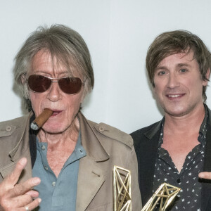 Exclusif - Jacques Dutronc (Victoire d'honneur) avec son fils Thomas Dutronc en backstage lors la 37ème cérémonie des Victoires de la musique à la Seine musicale de Boulogne-Billancourt, le 11 février 2022. © Cyril Moreau / Tiziano Da Silva / Bestimage 