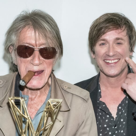 Exclusif - Jacques Dutronc (Victoire d'honneur) avec son fils Thomas Dutronc en backstage lors la 37ème cérémonie des Victoires de la musique à la Seine musicale de Boulogne-Billancourt, le 11 février 2022. © Cyril Moreau / Tiziano Da Silva / Bestimage 