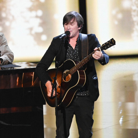 Jacques Dutronc (Victoire d'honneur) et Thomas Dutronc lors de la 37ème cérémonie des Victoires de la musique à la Seine musicale de Boulogne-Billancourt, le 11 février 2022. © Guirec Coadic/Bestimage 