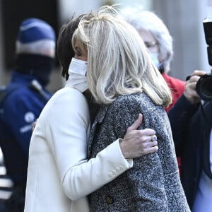 Exclusif - La Première Dame française Brigitte Macron est accueillie par la femme du président du Conseil européen, Amélie Derbaudrenghien au théâtre royal de la Monnaie De Munt (Opéra) à Bruxelles. © Didier Lebrun/PhotoNews/Bestimage 