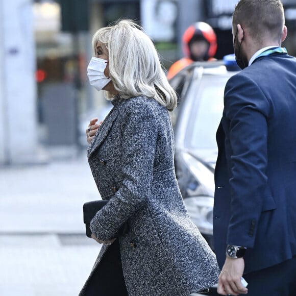 Exclusif - La Première Dame française Brigitte Macron est accueillie par la femme du président du Conseil européen, Amélie Derbaudrenghien au théâtre royal de la Monnaie De Munt (Opéra) à Bruxelles © Didier Lebrun/PhotoNews/Bestimage 