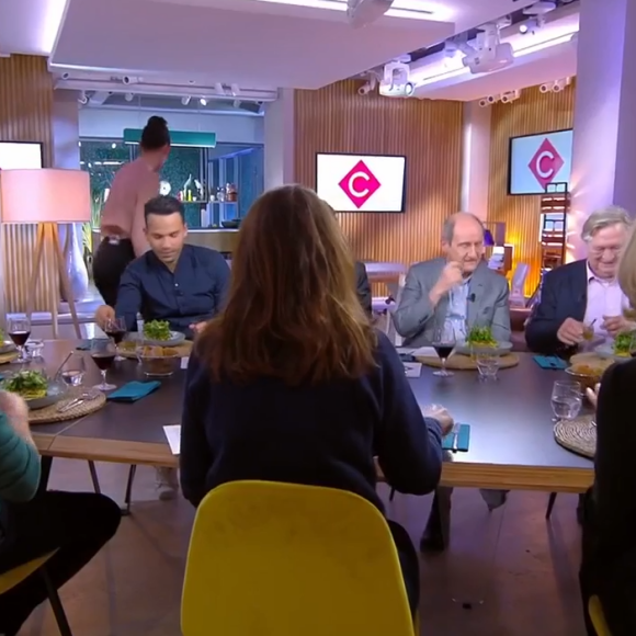 Julie Depardieu évoque son astuce pour ne pas oublier son texte sur Alexandra Ehle dans C à Vous