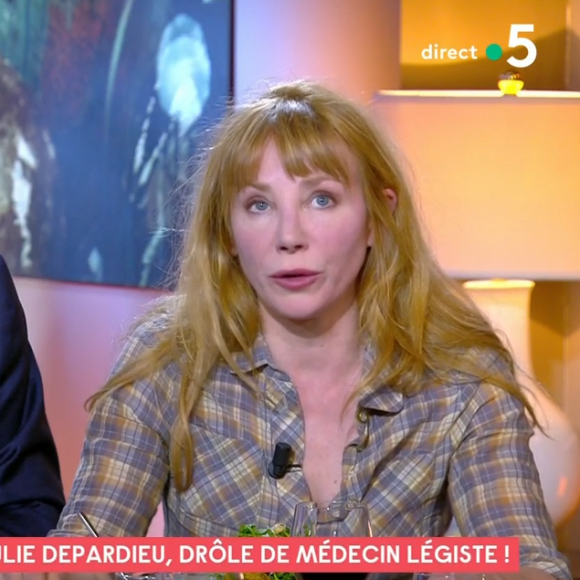 Julie Depardieu évoque son astuce pour ne pas oublier son texte sur Alexandra Ehle dans C à Vous