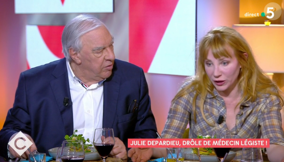 Julie Depardieu évoque son astuce pour ne pas oublier son texte sur Alexandra Ehle dans C à Vous