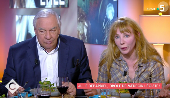 Julie Depardieu évoque son astuce pour ne pas oublier son texte sur Alexandra Ehle dans C à Vous