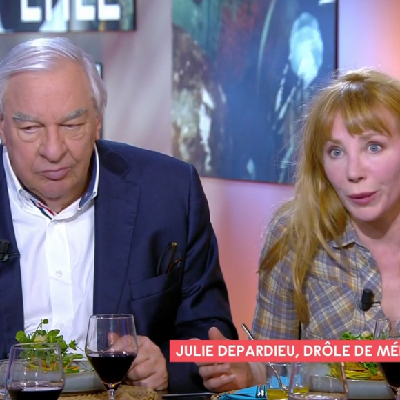 Julie Depardieu évoque son astuce pour ne pas oublier son texte sur Alexandra Ehle dans C à Vous