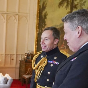 La reine Elisabeth II d'Angleterre en audience avec l'Amiral James Macleod et le Général Eldon Millar au château de Windsor. Le 16 février 2022 